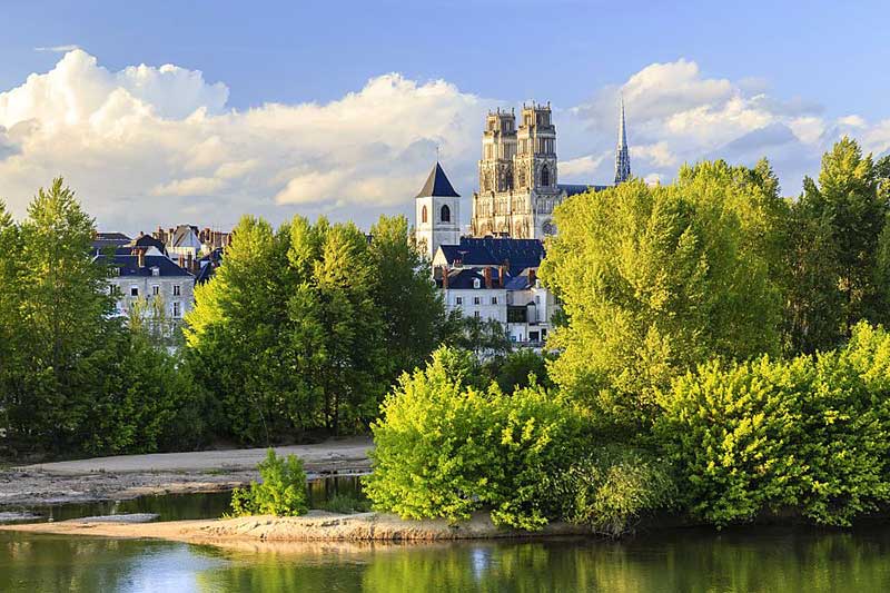 France, Loiret (45), Orléans, la Loire, la cathédrale Sainte-Croix et le clocher de l'église Saint Donatien. Crédit : LENAIN Hervé / HEMIS